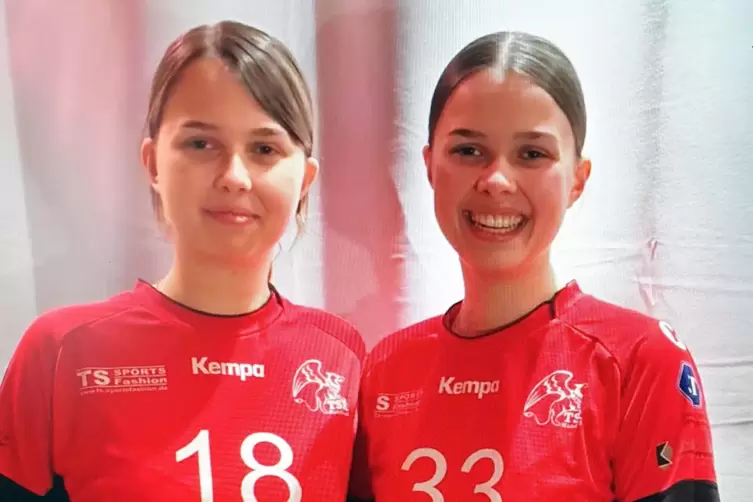 Glücklich bei der TS Rodalben: Viktoria Dietrich (links) und ihre Zwillingsschwester Franziska Dietrich. 