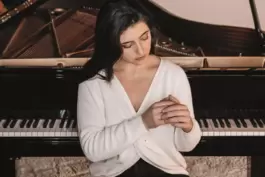 Die erst 32-jährige Sophie Pacini, von der Kritik gefeiert als „Idealbesetzung für die Klaviermusik des 19. Jahrhunderts“, ist d