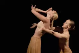 Symbol des Weiblichen: die Choreografie „Faces of Lilith“, getanzt von Elena Hollenhorst (rechts) und Cara Hopkins . 