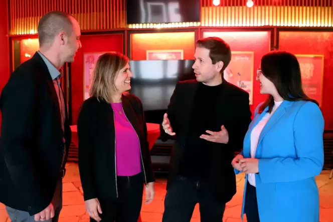 Kevin Kühnert spricht im Gloria mit Florian Maier (links), Jennifer Braun und Paule Albrecht (rechts).