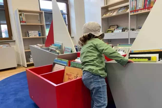 Seine gestressten Eltern bekommen hier jetzt auch Koffein: junger Bücherei-Besucher.