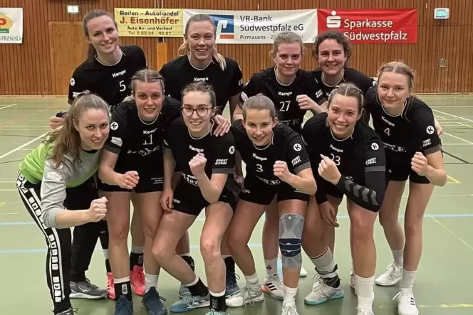 Die Handballerinnen des TV Thaleischweiler nach dem Sieg im letzten Saisonspiel: von links Torhüterin Jule Koßmann, Jana Rohr,