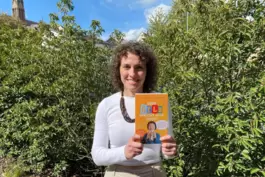 Isabel Sorg zeigt stolz ein Exemplar ihres Buches, das sie gemeinsam mit Claudia Müller geschrieben hat. 