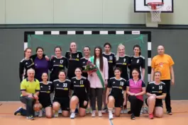 Glücksbringer: Die Frauenmannschaft der HSG Schwarzerden-Kusel mit Kuseline Jil Biedinger vor dem Spiel gegen Ommersheim. 
