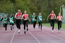 4x75 Meter Sprint der weiblichen U20: Vorne die Siegerinnen Jessica Strobel (Nummer 291) und Rahel Mayer (290) vom 1. FC Kaisers