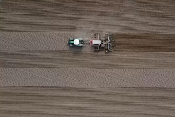 Bauer bei der Arbeit: Landwirtschaftliche Betriebe dürfen jetzt mehr Wiesenflächen in Ackerland umwandeln.