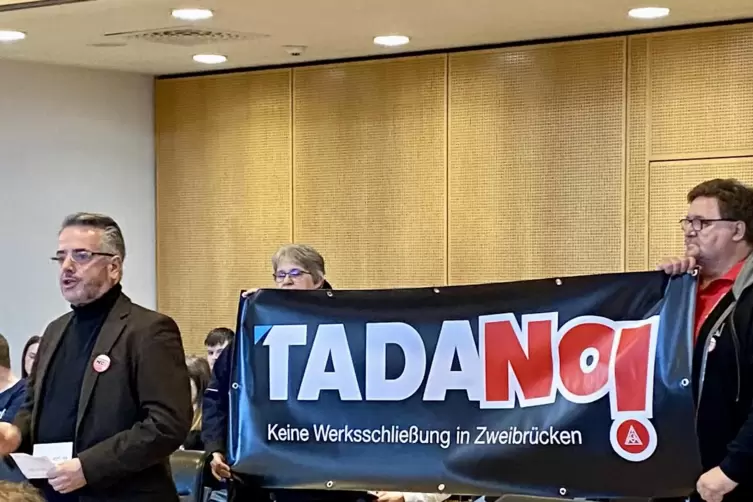 Von einer bedrückenden Zeit, voller Ängste, sprach Salvatore Vicari (im Bild links) namens der Tadano-Demag-Mitarbeiter im Stadt