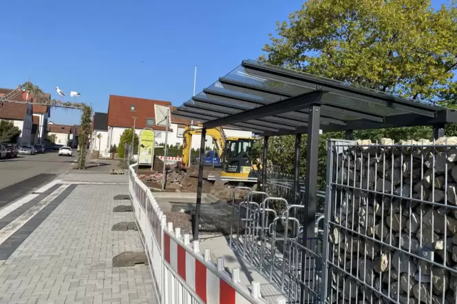 Verkehrswende neu gedacht: überdachte Stellplätze für Fahrräder an der Bushaltestelle in der Germersheimer Straße in Offenbach