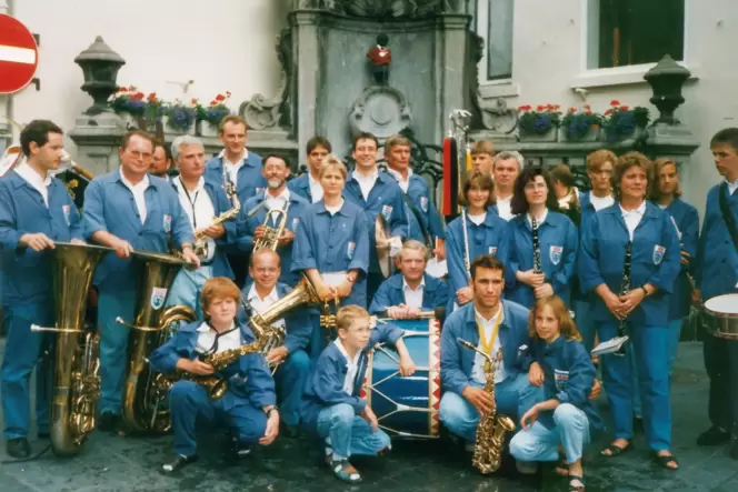 Gruppenbild mit Manneken Pis: Der Musikverein Leistadt 1994 bei einer Konzertfahrt in die belgische Hauptstadt Brüssel.