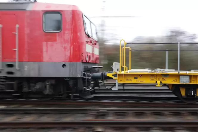Güterzug unterwegs: Die Bahn will mehr Kapazitäten für Transporte auf der Schiene schaffen.
