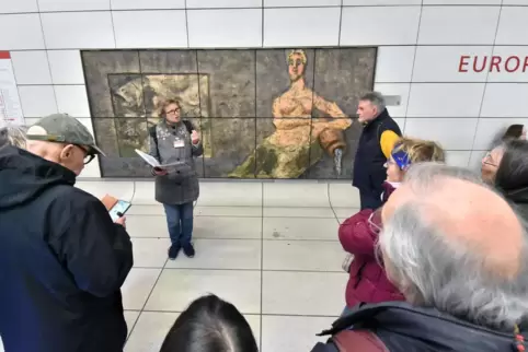 Die Führungen zu Lüpertz’ Bildreliefs im Karlsruher Untergrund – hier Renate Straub vom Verein Stattreisen mit einer Guppe – sin