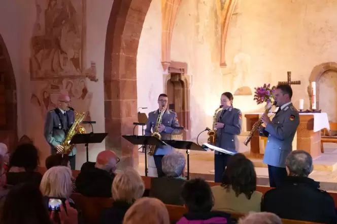 Für den modernen Part des Konzerts sorgte der Auftritt des Saxofonquartetts, rechts Stabsfeldwebel Marko Sion am Sopransaxofon.