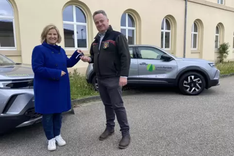Persönlich übergab Umweltministerin Katrin Eder (Grüne) die Schlüssel der neuen E-Autos an Vertreter aus den verschiedenen Forst