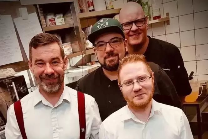 Das Esszimmer-Team: Küchenchef Thomas Manthey (hinten) mit (v.li.) Restaurantleiter Florian Reiß, Sous Chef Matthias Seitz und d