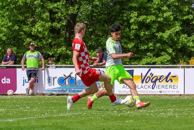 Duell zwischen Bastian Görtler aus Mainz und Yasin Zor vom FCK.
