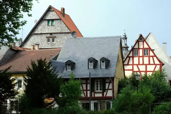 Die historischen Häuser in der Altstadt bilden den Rahmen für das bunte Treiben.