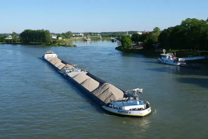Gut 100 Meter breite Zufahrt zum Rheinhafen: Überbrückung als Idee im Freiraumentwicklungskonzept.