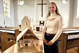 Gewährt einen Einblick in ihr Projekt "Kuboli": Kea Riedel zeigt ihr Modell im Maßstab 1:33 für die Neugestaltung der Protestant