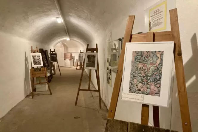 Markus Berberich zeigt in den Stollen des Westwall-Museums seine Fotoausstellung.