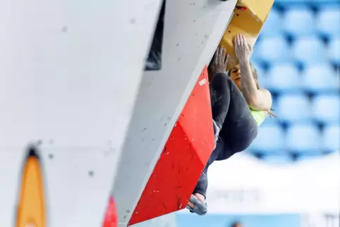 Das Bouldern genannte Klettern ohne Seil und Gurt ist bei Freizeitsportlern beliebt. Der Alpenverein will mit einer neuen Halle 