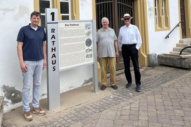 Das erste Schild wurde von (von links) Sebastian Boegel, Bertram Meyer (beide Verein zur Förderung von Brauchtum, Kultur und Sta