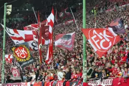Zwischen Hoffen und Bangen: Die Mitglieder der regionalen FCK-Fanclubs (hier die Westkurve im Fritz-Walter-Stadion) fiebern eine