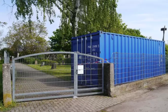 Container auf dem Gelände des Kindergartens.