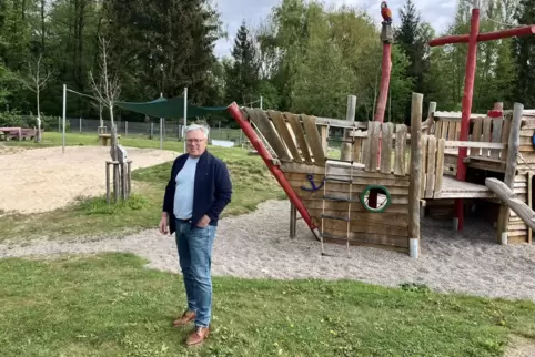  Der Spielplatz im Renaturierungsgebiet ist einer der „Lieblingsorte“ von Bernd Findt. Der Bürgermeisterkandidat (FL) will alles