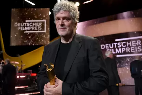 Matthias Glaser, Regisseur von „Sterben“, freut sich über die Lola in Gold für den besten Spielfilm. 