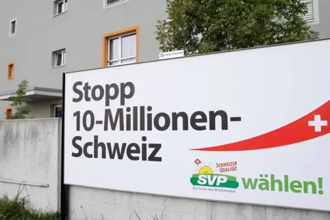 Plakat der SVP: Schon bei den Parlamentswahlen im Oktober warb die Partei mit einer Kampagne gegen Migration. 
