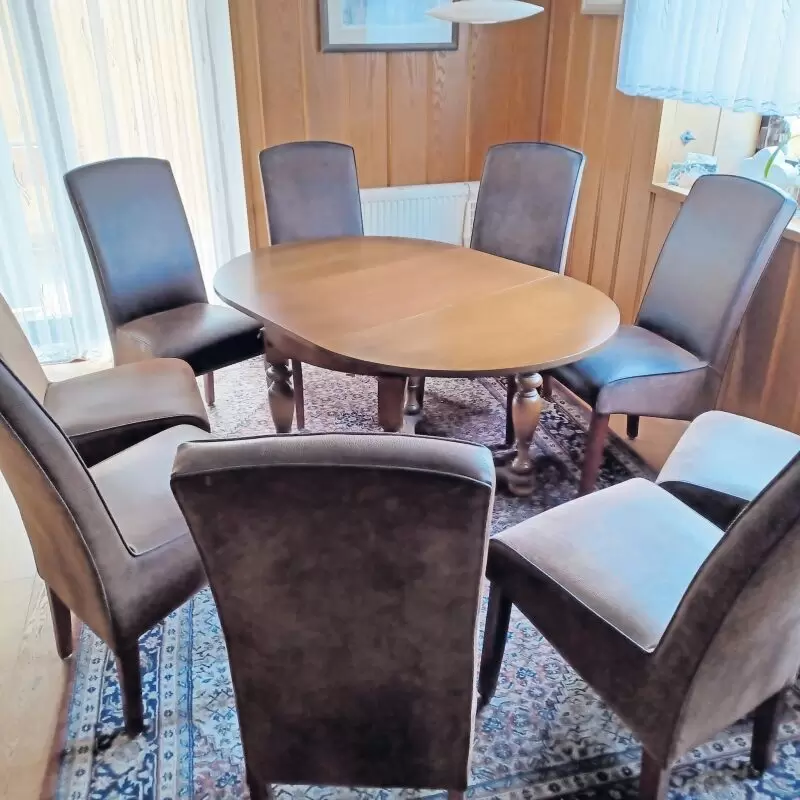 Tisch (rund, ausziehbar, Durchmesser: 92/136 cm) und 9 Stühle wegen Haushaltsauflösung abzugeben. Stühle neuwertig. An Selbstabh