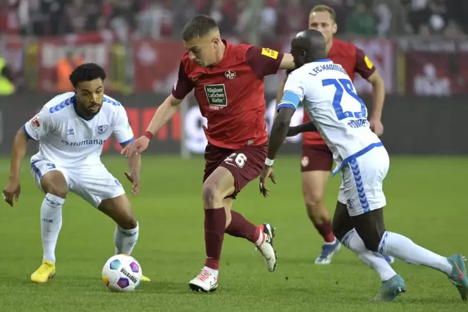 Filip Kaloc (Mitte) wird am Samstag bei Hertha BSC dem FCK fehlen.