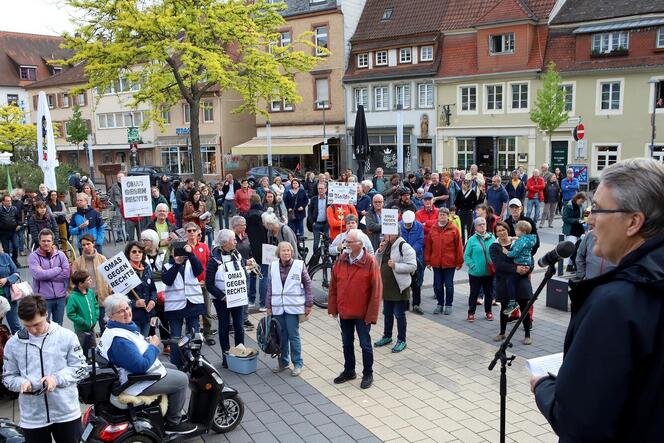 Das Bündnis für Demokratie und Vielfalt demonstrierte gegen Rechte vor dem Deutschen Tor.