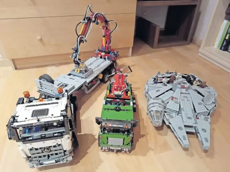 LEGO 7965 Star Wars Millennium Falcon + LEGO TECHNIC 42043 Mercedes Benz Actros + LEGO Technic 42008  Abschlepptruck, neuwertig,