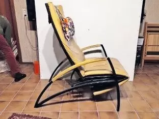 Pax Relax Chair von Interprofil,  Designer-Sessel mit ausklappbarer Fußstütze, gelber Lederbezug, schwarzes Metallgestell, mit K