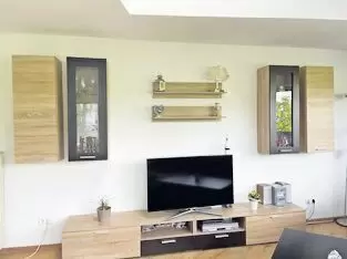 Verkauft wird eine sehr gepflegte Wohnwand in Sonoma Eiche mit 2 TV Unterschränken (jeweils 1,40m breit), 2 Regalen (jeweils 0,9
