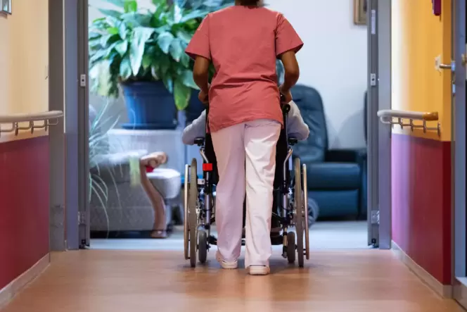 Krankheitsausfälle beim Pflegepersonal in Heimen und Kliniken haben laut einer Auswertung der Techniker Krankenkasse weiter zuge
