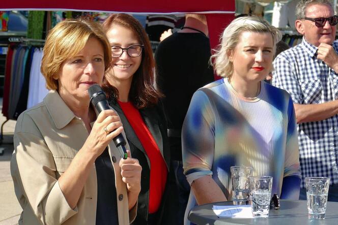 Ministerpräsidentin Malu Dreyer auf dem Waldmohrer Marktplatz mit Charlotte Jentsch und Pia Bockhorn-Tüzün (rechts).
