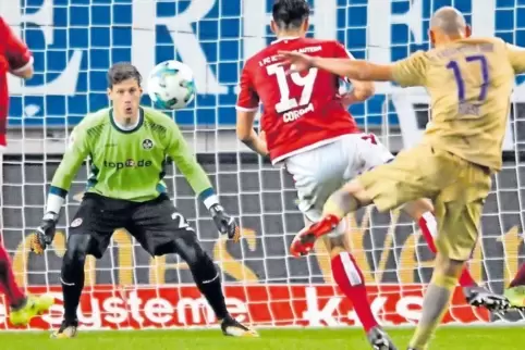 Brennpunkt Betzenberg: Marius Müller hielt auch gegen Aue gut und doch verlor der FCK mit 0:2.