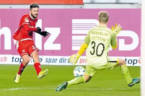 Riesenchance zum 2:0 – FCK-Stürmer Lukas Spalvis scheitert an Torwart Oliver Ottesen, FC Midtjylland.