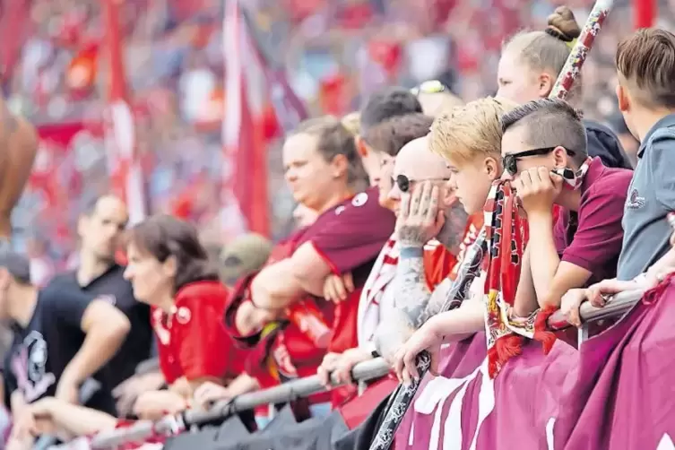 Bedient: die Anhänger der Roten Teufel nach der 0:1-Niederlage gegen die Dresdner.