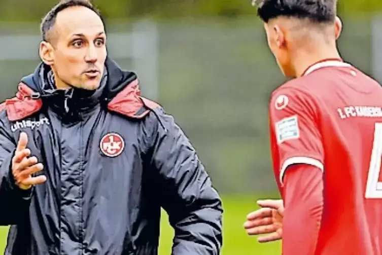 Nah dran: FCK U19-Coach Marco Laping. Rechts Ünal Altintas.