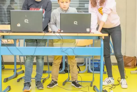 Digitale Schule: An der IGS Contwig steuern Timo Regitz, Fynn Faulhaber und Johanna Feß (von links) programmierte Roboter