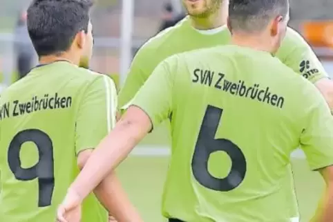 SVN-Neuzugang Markus Kellermann (Mitte) beglückwünscht Mohammad Helmand (links) und Torschütze Stephan Grauer (rechts) zum 1:1-T