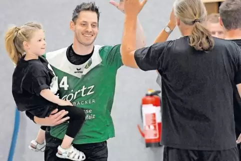 TVH-Kapitän Steffen Bühler (hier mit Tochter Mayla auf dem Arm) genießt den letzten Auftritt im grün-schwarzen Dress.