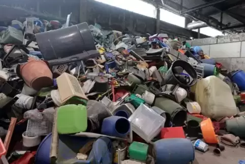 Hartplastik, das auf dem Wertstoffhof des Abfallwirtschaftszentrums des Kreises abgegeben wurde.