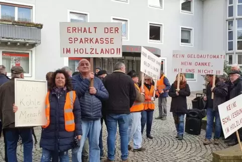 120 Bürger demonstrierten in Waldfischbach-Burgalben für den Erhalt eines Geldautomaten der Sparkasse Südwestpfalz im Holzland.