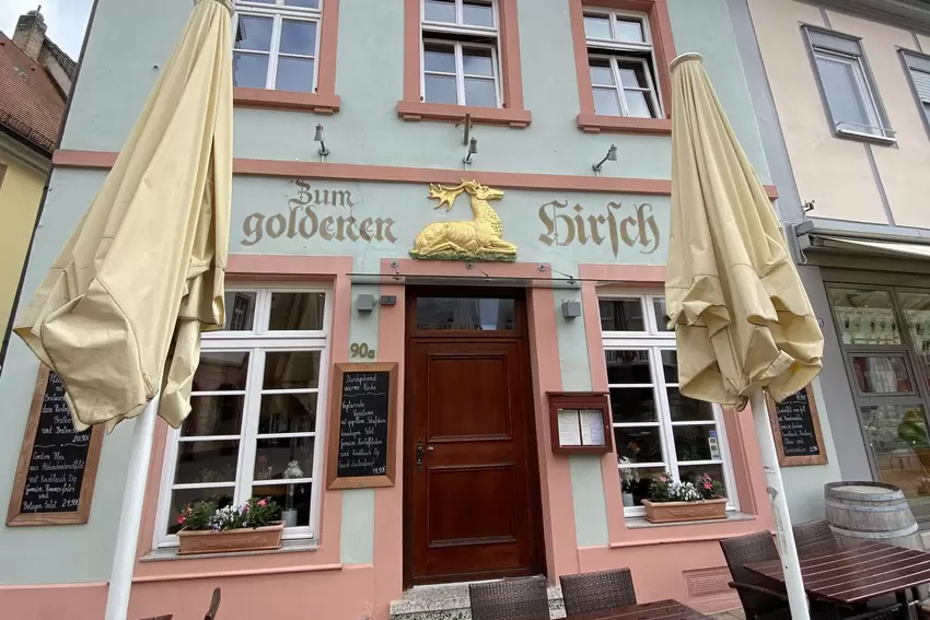 Nr. 6: Zum goldenen Hirsch. Das Restaurant liegt an der Maximilianstraße direkt an der Alten Münz. In dem 1700 errichteten Gebäu