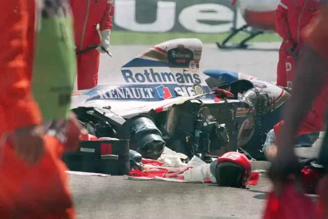 Die schrecklichen Momente nach dem Unglück. Der Bolide von Ayrton Senna nach dem Unfall in der Tamburello-Kurve in Imola.