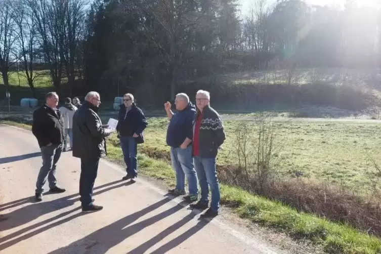 Der Friedhofsweg im Hintergrund ist ein Wirtschaftsweg. Dennoch nutzen ihn Autos. In zwei Stunden wurden 60 Fahrzeuge gezählt.